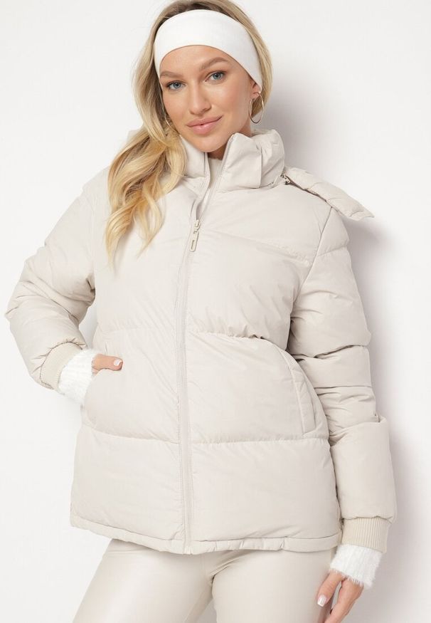 Born2be - Jasnobeżowa Pudełkowa Kurtka Pikowana z Kapturem Anena. Typ kołnierza: kaptur. Kolor: beżowy. Styl: elegancki