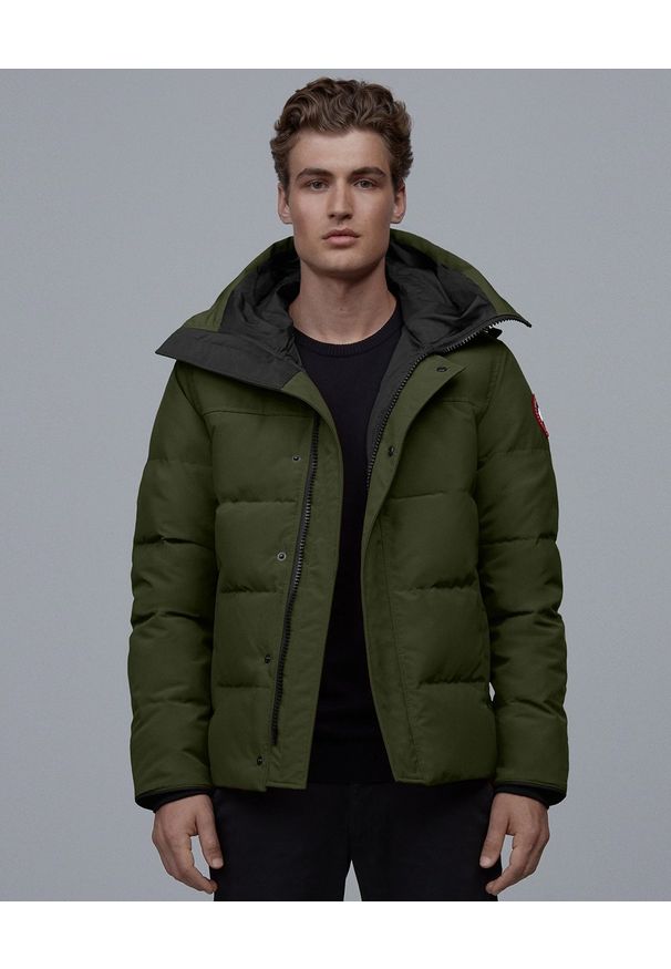 CANADA GOOSE - Zielona kurtka Macmillan. Kolor: zielony. Materiał: materiał. Długość rękawa: długi rękaw. Długość: długie. Sezon: zima