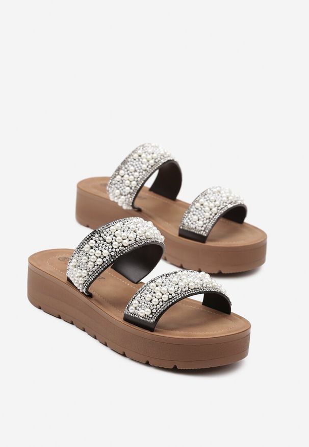 Renee - Czarne Klapki na Niskiej Platformie Zdobione Cyrkoniami i Perłami Rosanidra. Kolor: czarny. Materiał: jeans. Wzór: aplikacja. Obcas: na platformie. Styl: elegancki