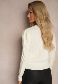 Renee - Biały Sweter Zakończony Ściągaczem z Perłami Miarina. Okazja: na co dzień. Kolor: biały. Materiał: jeans. Długość rękawa: długi rękaw. Długość: długie. Sezon: jesień, wiosna. Styl: casual