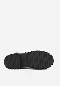 Born2be - Czarne Causualowe Trapery Zdobione Futerkiem na Języku Charnas. Nosek buta: okrągły. Zapięcie: zamek. Kolor: czarny. Wzór: aplikacja. Materiał: futro. Sezon: zima. Obcas: na obcasie. Styl: klasyczny. Wysokość obcasa: niski #8