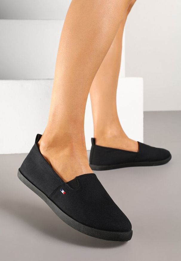 Renee - Czarne Tenisówki Vices Basic z Materiałowymi Gumkami Aretela. Okazja: na co dzień. Kolor: czarny. Materiał: materiał. Styl: casual, sportowy