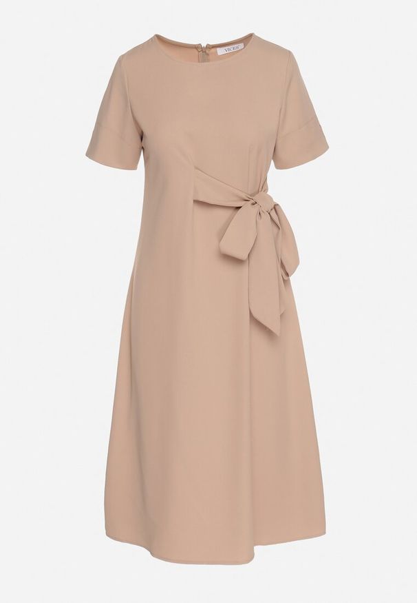 Born2be - Beżowa Sukienka Vices o Rozkloszowanym Kroju z Ozdobnym Wiązaniem Ellis. Okazja: na co dzień, na imprezę. Kolor: beżowy. Materiał: jeans, skóra. Długość rękawa: krótki rękaw. Styl: casual, klasyczny