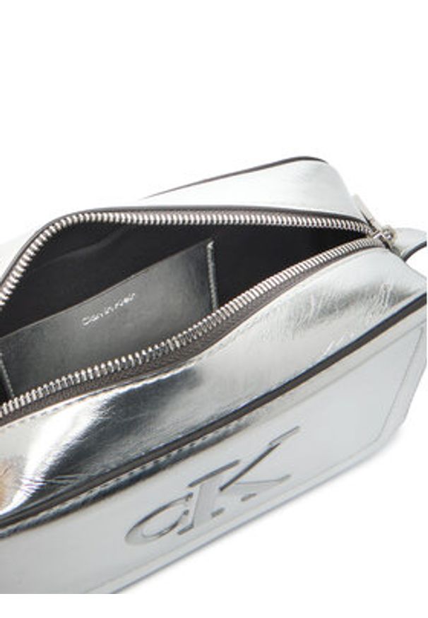 Calvin Klein Torebka Bold Ck Metallic Camera Bag LV04F3331G Srebrny. Kolor: srebrny. Materiał: skórzane