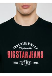 Big-Star - Koszulka męska z kontrastowym nadrukiem czarna Sers 906. Kolor: czarny. Materiał: dzianina, skóra. Wzór: nadruk. Styl: klasyczny, sportowy #6