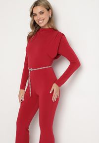 Born2be - Czerwony Koktajlowy Kombinezon Ozdobiony Wycięciem na Plecach Sewiel. Kolor: czerwony. Długość rękawa: długi rękaw. Długość: długie. Wzór: aplikacja. Styl: wizytowy #6