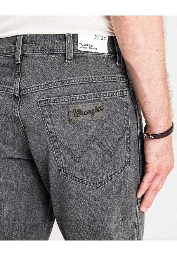 Wrangler - WRANGLER TEXAS MĘSKIE SPODNIE JEANSOWE DUSTY GRANITE W121P416N 112126173. Okazja: na spotkanie biznesowe. Styl: biznesowy, elegancki