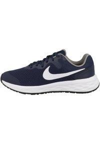 Buty do biegania dla dzieci Nike Revolution 6 NN GS. Kolor: wielokolorowy. Materiał: materiał, syntetyk, tkanina. Model: Nike Revolution. Sport: bieganie