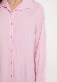 Born2be - Różowa Sukienka z Wiskozą o Koszulowym Kroju z Falbanką Penzedi. Okazja: na co dzień. Typ kołnierza: kołnierzyk klasyczny. Kolor: różowy. Materiał: wiskoza. Długość rękawa: długi rękaw. Typ sukienki: koszulowe. Styl: elegancki, casual, klasyczny #4