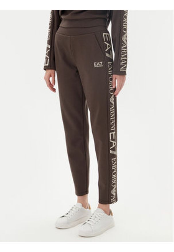 EA7 Emporio Armani Dres 7W000116 AF10443 U6139 Brązowy Regular Fit. Kolor: brązowy. Materiał: syntetyk