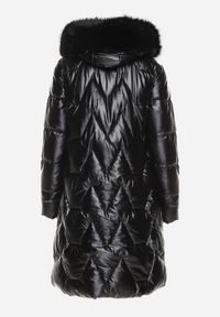 Born2be - Czarna Zimowa Kurtka Pikowana o Długim Kroju z Kapturem z Odpinanym Futrem Lilareen. Okazja: na co dzień. Typ kołnierza: kaptur. Kolor: czarny. Materiał: futro. Długość: długie. Sezon: zima. Styl: elegancki, casual #3