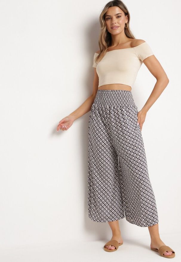 Born2be - Granatowe Szerokie Bawełniane Spodnie z Wysokim Stanem i Gumką Tolaria. Okazja: na spotkanie biznesowe. Stan: podwyższony. Kolor: niebieski. Materiał: bawełna. Długość: długie. Wzór: aplikacja. Styl: biznesowy, klasyczny