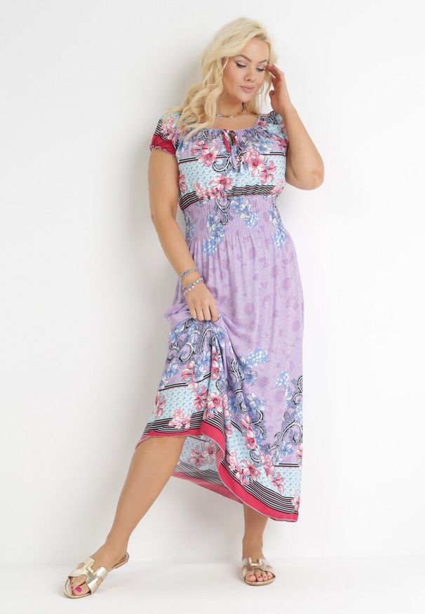 Born2be - Fioletowa Sukienka Maxi Hiszpanka z Gumkami w Talii z Bawełny Doreyana. Typ kołnierza: dekolt hiszpanka. Kolor: fioletowy. Materiał: bawełna. Sezon: lato, wiosna. Długość: maxi