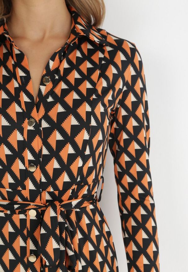 Born2be - Pomarańczowo-Czarna Sukienka Koszulowa Rozkloszowana Senecio. Okazja: na spotkanie biznesowe, do pracy, na randkę, na co dzień. Kolor: pomarańczowy. Materiał: materiał, dzianina. Wzór: geometria. Typ sukienki: koszulowe. Styl: elegancki, casual, biznesowy. Długość: midi