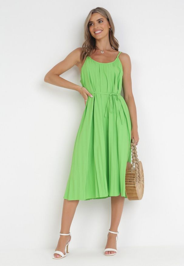 Born2be - Zielona Plisowana Sukienka Midi ze Sznurkiem w Talii Eidas. Kolor: zielony. Materiał: materiał, tkanina. Długość rękawa: na ramiączkach. Sezon: lato. Długość: midi