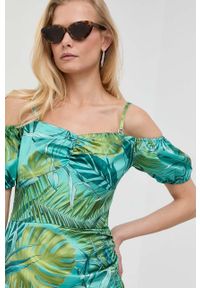 Guess sukienka kolor turkusowy mini prosta. Okazja: na co dzień. Kolor: turkusowy. Materiał: tkanina. Długość rękawa: na ramiączkach. Typ sukienki: proste. Styl: casual. Długość: mini #4