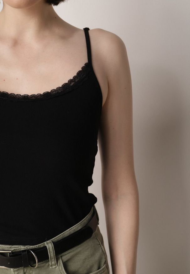 Born2be - Czarny Bawełniany Top Bieliźniany z Koronką na Regulowanych Ramiączkach Beralisa. Okazja: na co dzień. Kolor: czarny. Materiał: bawełna, koronka. Długość rękawa: na ramiączkach. Wzór: koronka. Sezon: zima, jesień. Styl: casual, klasyczny