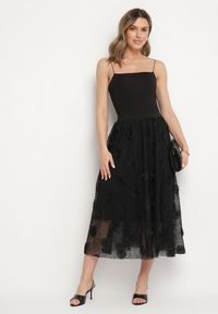 Born2be - Czarna Rozkloszowana Spódnica ze Strukturalnej Tkaniny z Gumką w Talii Folenne. Okazja: na co dzień. Kolor: czarny. Materiał: tkanina. Styl: elegancki, casual