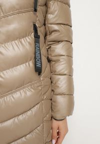 Born2be - Ciemnobeżowa Pikowana Kurtka z Kapturem i Futerkiem z Możliwością Odpięcia Elentina. Okazja: na co dzień, na spotkanie biznesowe, do pracy. Typ kołnierza: kaptur. Kolor: beżowy. Materiał: futro. Styl: biznesowy, casual #7