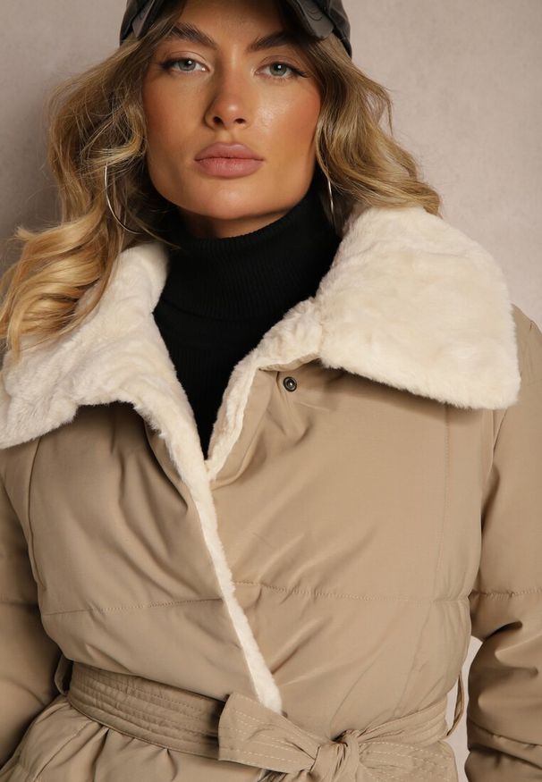 Renee - Ciemnobeżowa Kurtka z Pikowanymi Przeszyciami i Futrzanym Kołnierzem Wiązana w Talii Attelira. Okazja: na co dzień. Kolor: beżowy. Materiał: futro. Styl: wizytowy, casual, elegancki