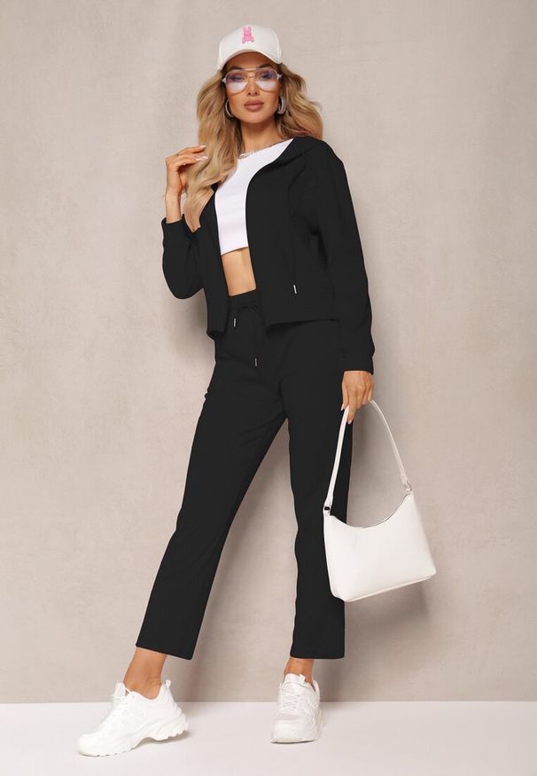 Renee - Czarny Komplet Dresowy Spodnie z Gumką w Pasie oraz Bluza z Kapturem na Suwak Starnie. Kolor: czarny. Materiał: dresówka