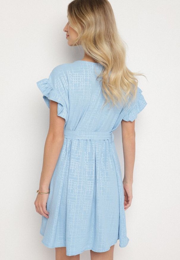 Born2be - Jasnoniebieska Sukienka Ozdobiona Falbankami i Paskiem Izulira. Typ kołnierza: kołnierz z falbankami. Kolor: niebieski. Wzór: aplikacja. Styl: elegancki