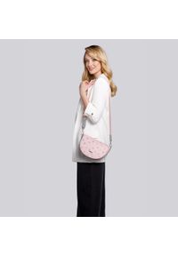 Wittchen - Damska listonoszka saddle bag w litery. Kolor: różowy. Wzór: nadruk, paski, gładki. Materiał: skórzane. Styl: elegancki, klasyczny. Rodzaj torebki: na ramię #5