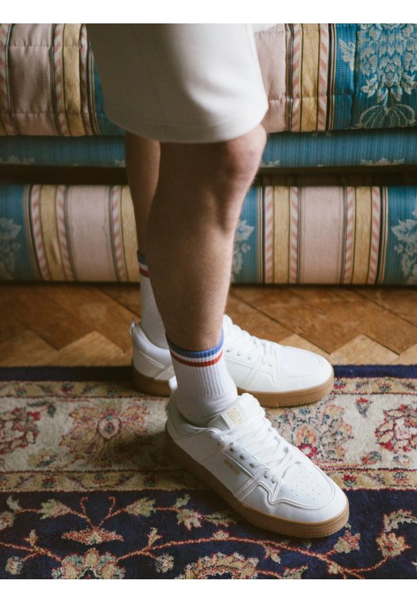 Big-Star - Sneakersy męskie z kontrastową podeszwą białe NN174093 101. Kolor: biały