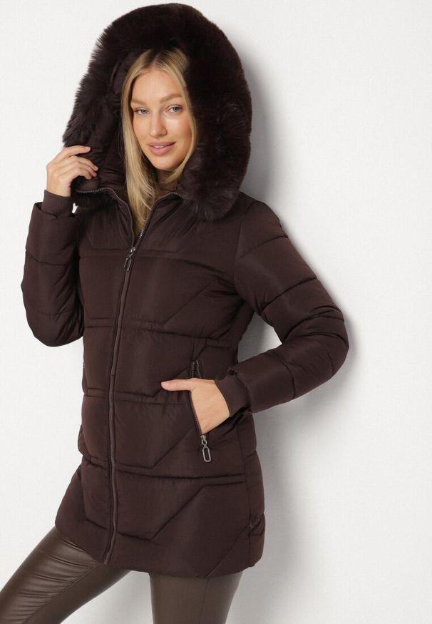 Born2be - Brązowa Pikowana Kurtka z Kapturem z Futerkiem Nenadria. Okazja: na spotkanie biznesowe, do pracy, na co dzień. Typ kołnierza: kaptur. Kolor: brązowy. Materiał: futro. Wzór: aplikacja. Styl: casual, biznesowy