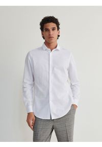 Reserved - Koszula regular fit - biały. Kolor: biały. Materiał: tkanina, bawełna #1