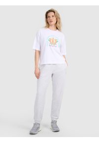 4f - 4F T-shirt oversize z nadrukiem damski - biały XL. Okazja: na co dzień. Kolor: biały. Materiał: materiał, bawełna, jersey, dzianina. Długość rękawa: krótki rękaw. Długość: krótkie. Wzór: nadruk. Styl: sportowy, klasyczny, casual