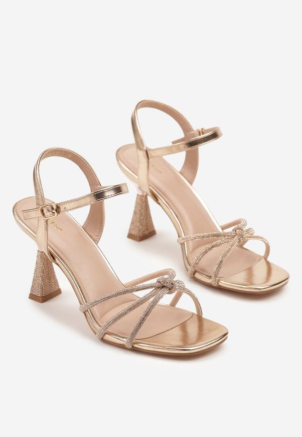 Born2be - Szampańskie Sandały na Stożkowym Obcasie Vices z Cyrkoniowymi Paskami Oviessa. Zapięcie: pasek. Kolor: złoty. Wzór: paski. Obcas: na obcasie. Wysokość obcasa: średni