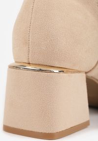 Born2be - Beżowe Botki Vices na Słupku z Metaliczną Wstawką i Ażurowym Zdobieniem Vleferdia. Kolor: beżowy. Wzór: ażurowy, aplikacja. Obcas: na słupku #7