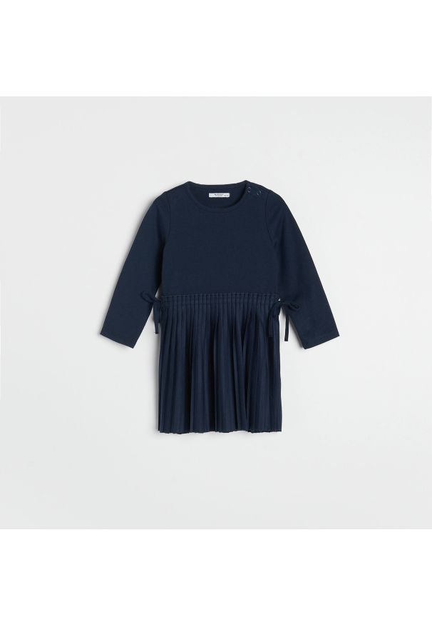 Reserved - Sukienka z plisowanym dołem - Granatowy. Kolor: niebieski