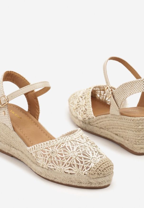 Renee - Beżowe Sandały Vices na Plecionym Koturnie w Stylu Boho Lisalia. Okazja: na co dzień. Nosek buta: otwarty. Zapięcie: sprzączka. Kolor: beżowy. Wzór: aplikacja. Obcas: na koturnie. Styl: boho