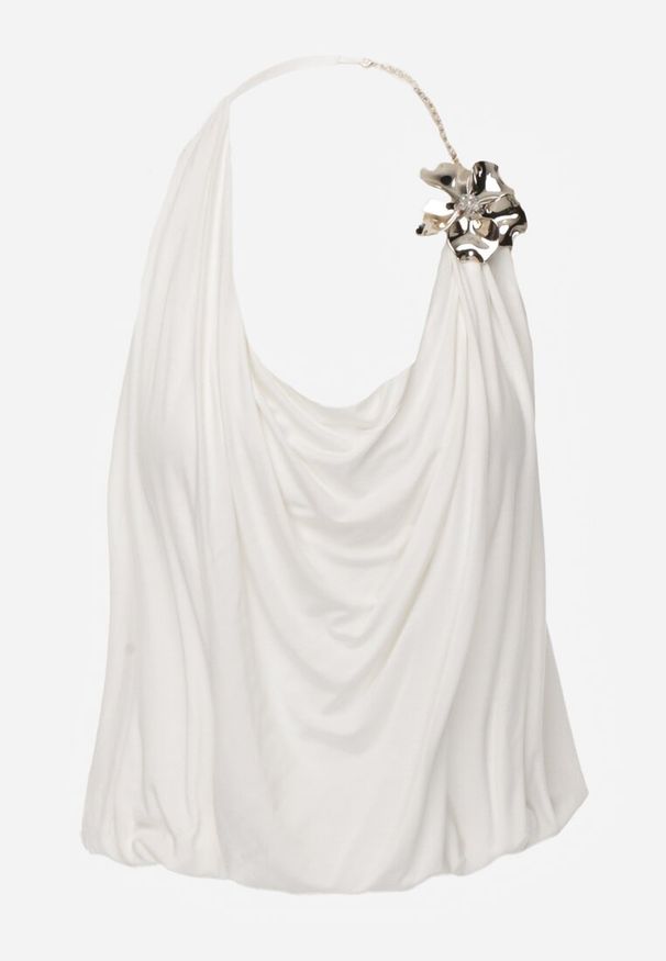 Renee - Biały Marszczony Top Halter z Łańcuszkiem i Kwiatem Przy Dekolcie Idivanna. Okazja: na imprezę. Typ kołnierza: dekolt halter. Kolor: biały. Materiał: jeans. Wzór: kwiaty. Styl: elegancki