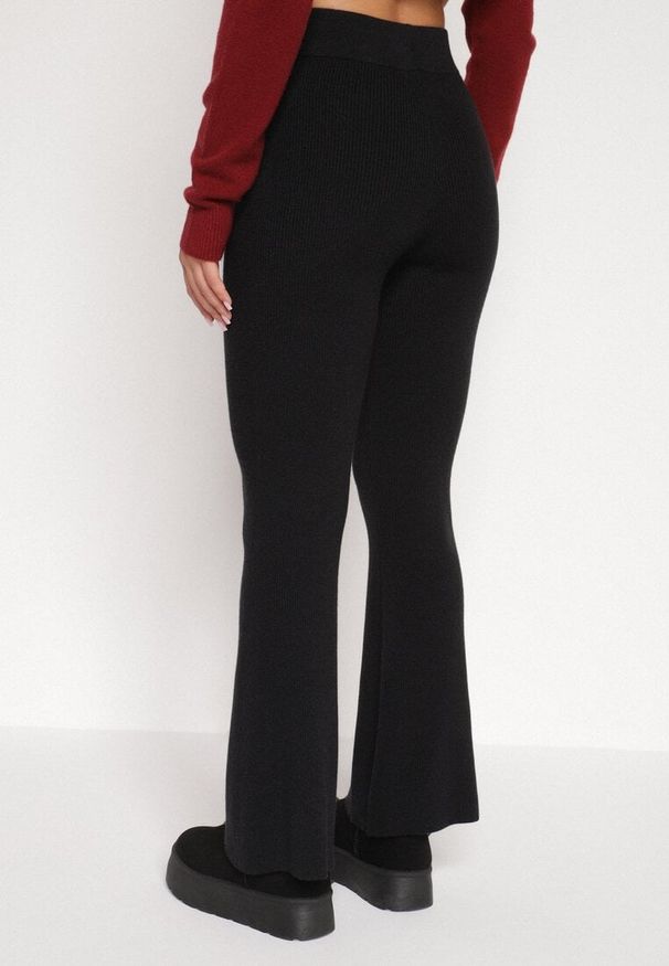 Born2be - Czarne Spodnie Dzwony z Dzianiny z Wiskozą Zetiva. Kolor: czarny. Materiał: dzianina, wiskoza