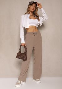 Renee - Brązowe Spodnie o Szerokim Kroju High Waist Ozdobione Sznurkiem Deyrisse. Okazja: na spotkanie biznesowe, do pracy. Stan: podwyższony. Kolor: brązowy. Materiał: guma. Wzór: aplikacja. Styl: biznesowy, elegancki