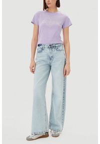 Guess - GUESS Lawendowy damski t-shirt bawełniany Narciso, Rozmiar S. Kolor: fioletowy. Materiał: bawełna