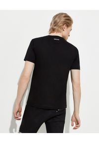 Les Hommes - LES HOMMES - Czarny t-shirt z kontrastowym nadrukiem. Okazja: na co dzień. Kolor: czarny. Materiał: jeans, bawełna. Wzór: nadruk. Styl: klasyczny, casual #2