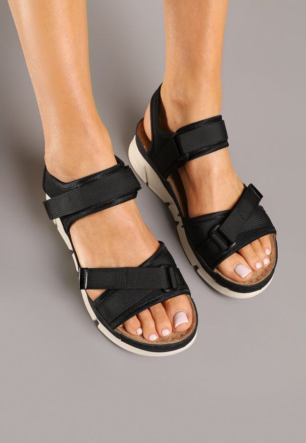 Born2be - Czarne Sandały ze Skórzaną Wkładką i Geometrycznymi Paskami Tosmelia. Okazja: na co dzień. Zapięcie: pasek. Kolor: czarny. Materiał: skóra. Wzór: geometria. Styl: casual, klasyczny