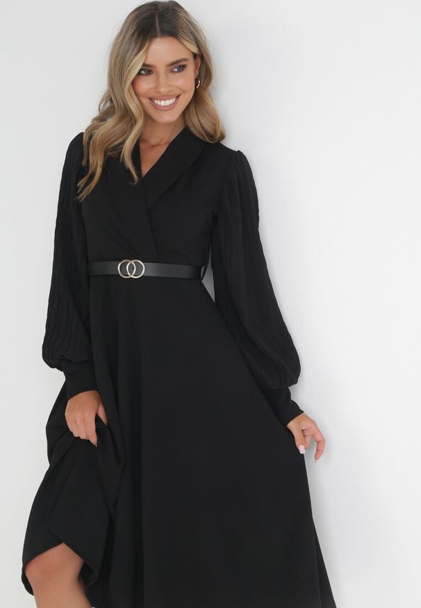 Born2be - Czarna Sukienka Rozkloszowana z Paskiem Aidyn. Kolor: czarny. Typ sukienki: kopertowe. Styl: elegancki. Długość: midi