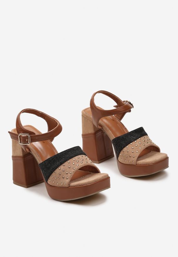 Born2be - Ciemnobeżowe Sandały na Słupku i Platformie z Ozdobnymi Nitami i Zapięciem przy Kostce Sirgata. Kolor: beżowy. Sezon: lato. Obcas: na platformie. Styl: elegancki, klasyczny, boho
