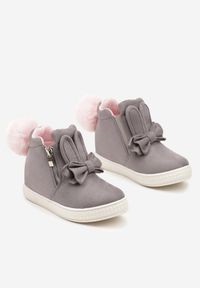 Born2be - Jasnoszare Botki Ozdobione Futrzanym Pomponem i Suwakiem Maziena. Okazja: na spacer, na uczelnię, na co dzień. Kolor: szary. Materiał: futro. Wzór: aplikacja. Styl: klasyczny, casual, elegancki
