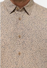 Mustang - Męska Koszula MUSTANG Elmore Allover Print on Beige 1015906 12672. Okazja: na co dzień. Typ kołnierza: kołnierzyk klasyczny. Materiał: bawełna. Długość: długie. Wzór: grochy, nadruk. Styl: klasyczny, casual, elegancki #6