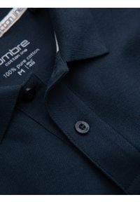 Ombre Clothing - Jednokolorowa koszulka męska polo BASIC z dzianiny pique - granatowa V2. Okazja: na co dzień. Typ kołnierza: polo. Kolor: niebieski. Materiał: dzianina. Wzór: haft, aplikacja, jednolity. Styl: sportowy, wizytowy, casual #8