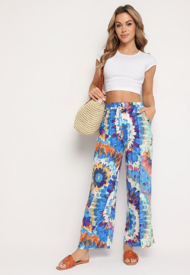 Born2be - Niebieskie Szerokie Spodnie z Wiskozą i Wysokim Stanem ze Wzorem Tie-Dye i Gumką w Pasie Halflea. Stan: podwyższony. Kolor: niebieski. Materiał: wiskoza. Sezon: lato