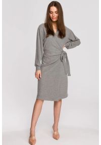 Sukienki.shop - Sukienka dzianinowa kopertowa bawełniana z wiązaniem szara. Okazja: do pracy. Kolor: szary. Materiał: dzianina, bawełna. Typ sukienki: kopertowe #1