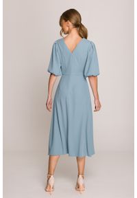 Stylove - Elegancka sukienka koktajlowa z bufiastymi rękawami błękitna. Okazja: na imprezę, na ślub cywilny, na wesele. Kolor: niebieski. Materiał: elastan, materiał. Długość rękawa: krótki rękaw. Sezon: lato. Typ sukienki: rozkloszowane. Styl: elegancki, wizytowy. Długość: midi