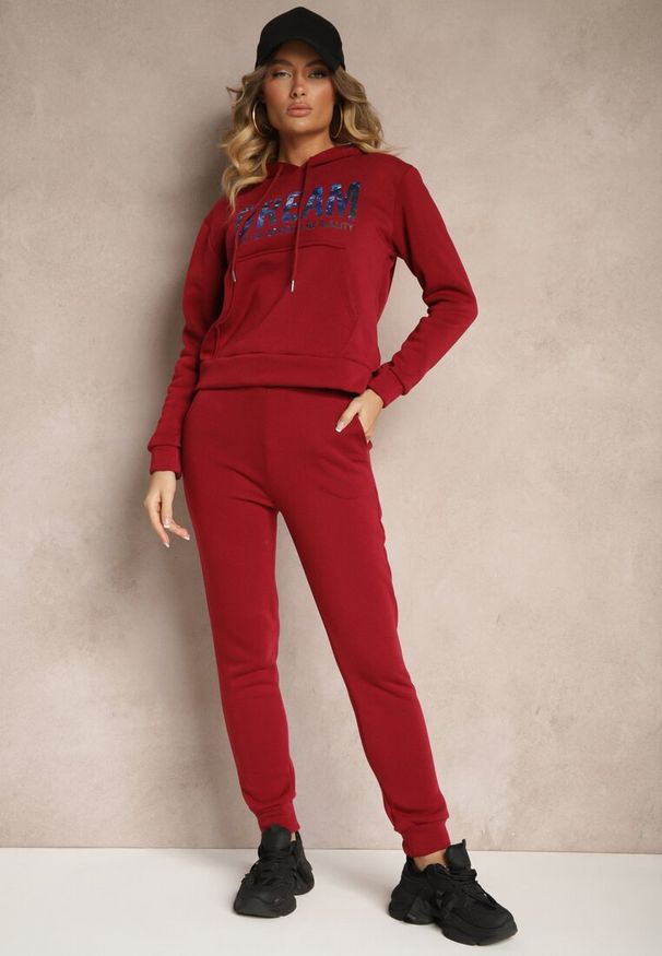 Renee - Bordowy Ocieplany Komplet Dresowy Bawełniany Spodnie Joggery i Bluza Zdobiona Nadrukiem Filoira. Kolor: czerwony. Materiał: dresówka, bawełna. Wzór: aplikacja, nadruk